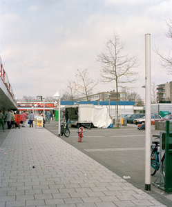 828261 Afbeelding van enkele moderne straatlantaarns bij winkelcentrum De Klop (Andesdreef) te Utrecht.